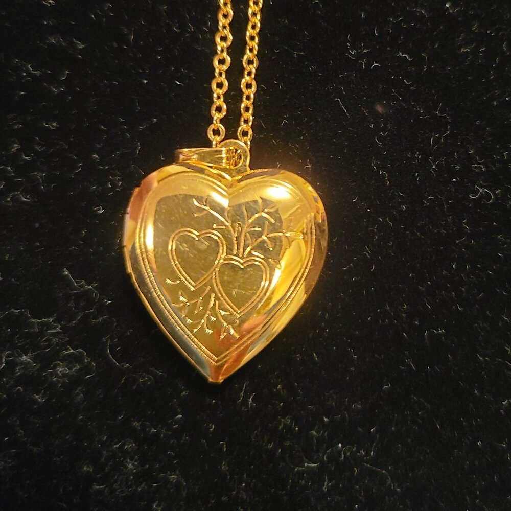 Vintage 1980s Necklace with  Locket - Gold toned costume jewelry